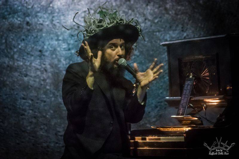 Vinicio Capossela in concerto al Teatro Apollonio 