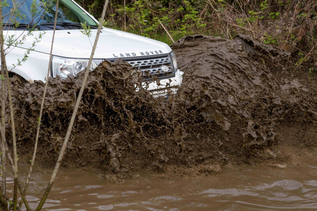 Autoraduno Land Rover  a Mustonate 