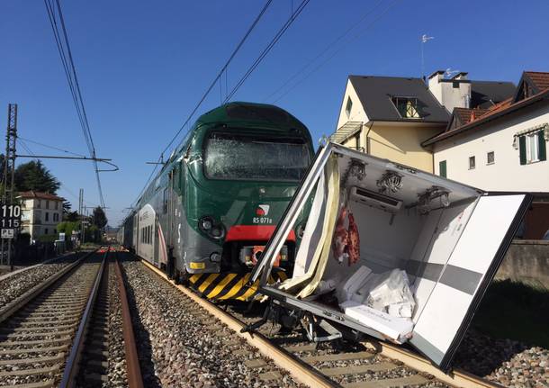 Camion con rimorchio travolto da un treno a Gazzada Schianno