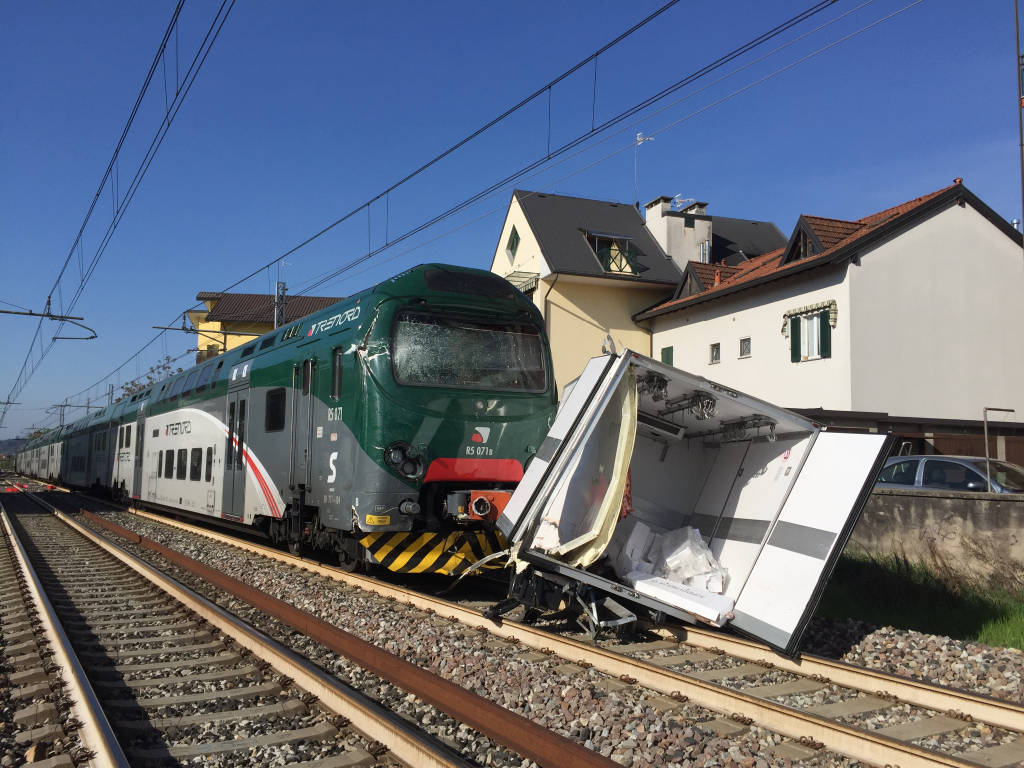 Camion con rimorchio travolto da un treno a Gazzada Schianno