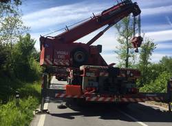 Camion si ribalta, caos sulla sp36