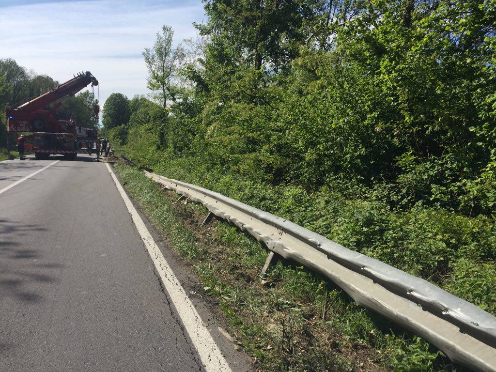 Camion si ribalta, caos sulla sp36