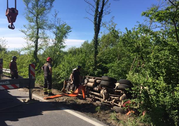 Camion si ribalta, traffico e caos sulla Sp36