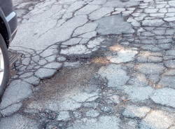 Strade gruviera, la denuncia della minoranza
