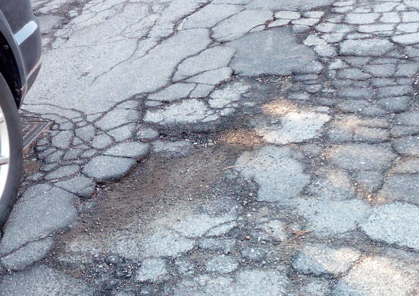 Strade gruviera, la denuncia della minoranza