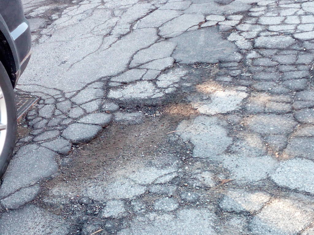 Strade gruviera, la denuncia della minoranza