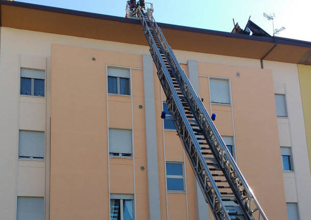 Il vento sradica la copertura di una palazzina