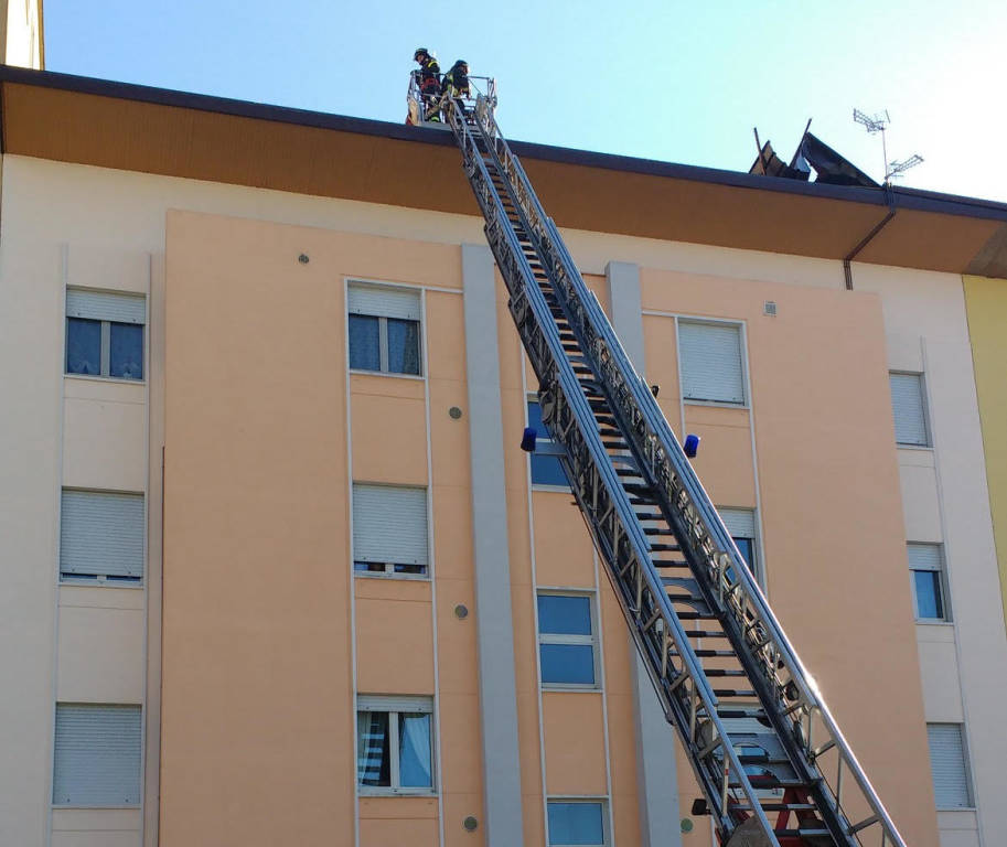 Il vento sradica la copertura di una palazzina