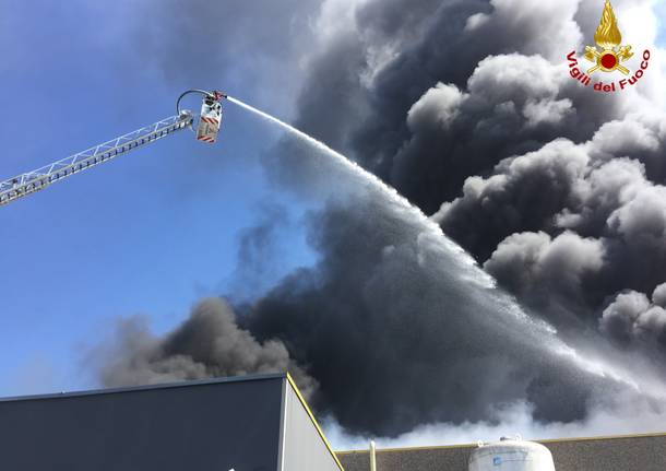 Incendio a Marnate, l’intervento dei Vigili del fuoco