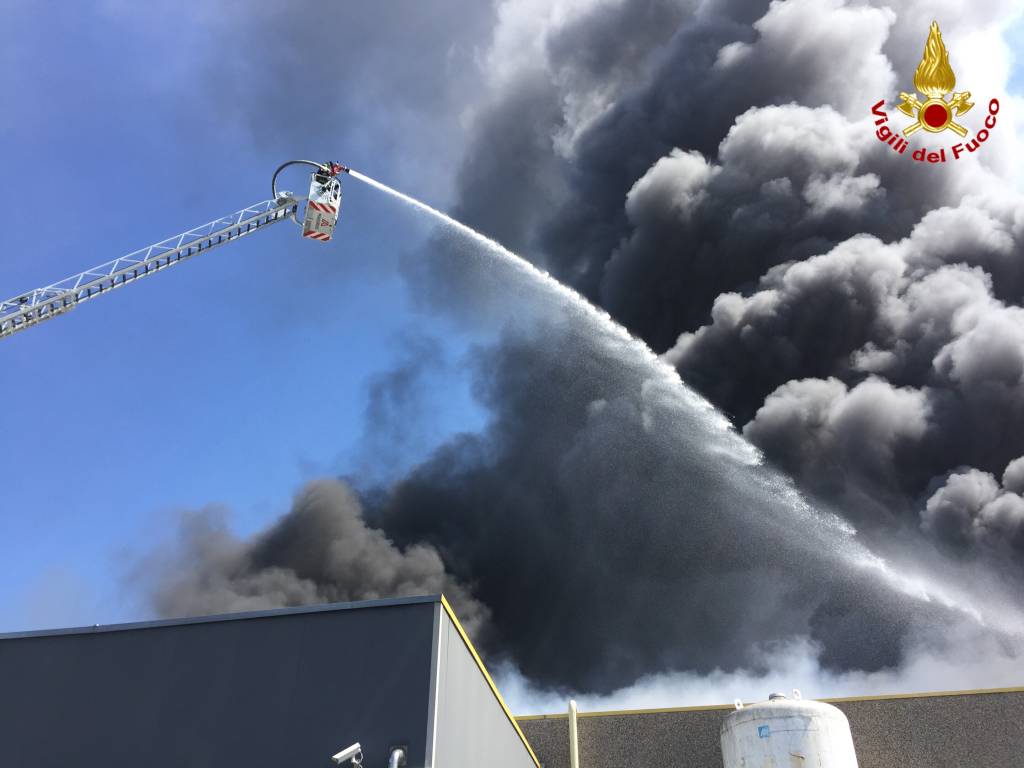 Incendio a Marnate, l\'intervento dei Vigili del fuoco