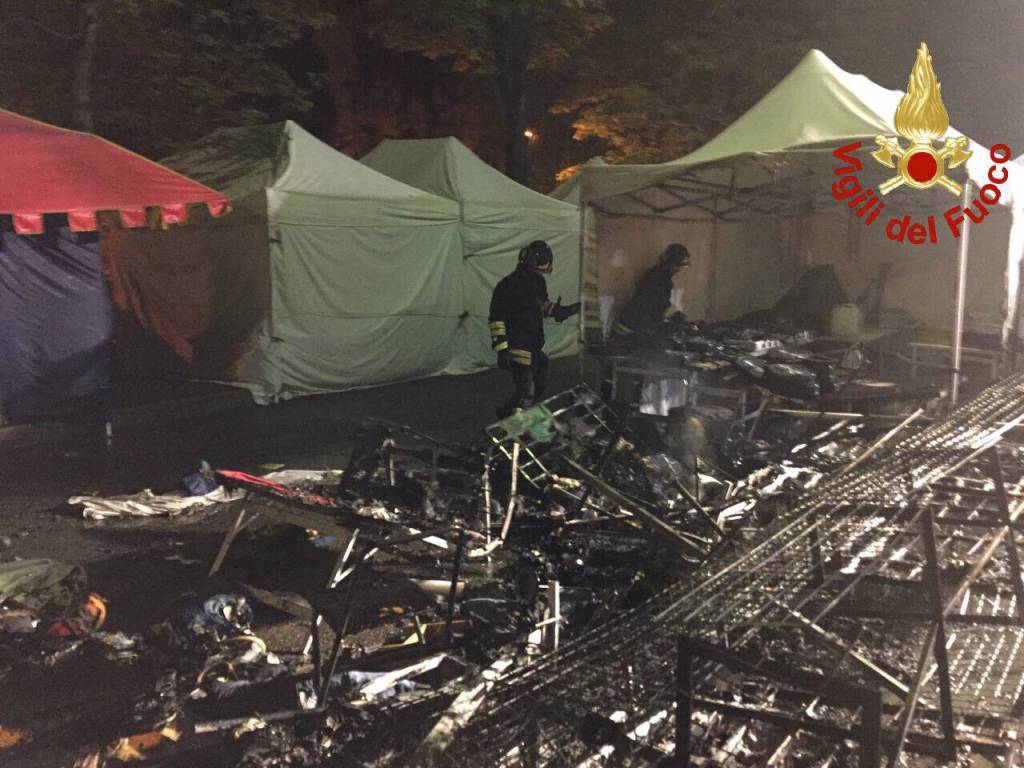 Incendio al mercato pasquale di Como