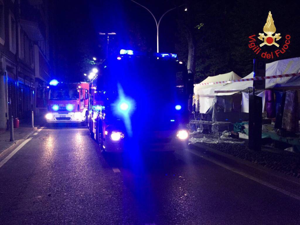 Incendio al mercato pasquale di Como