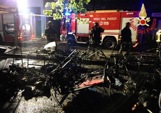 Incendio al mercato pasquale di Como