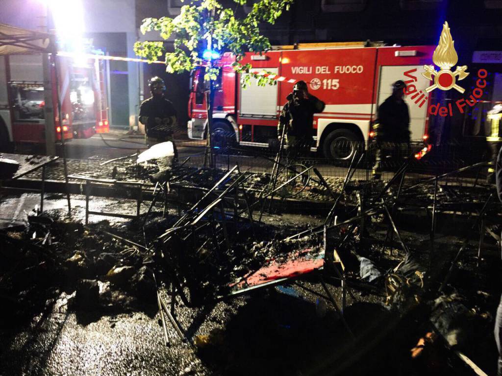 Incendio al mercato pasquale di Como