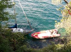 I vigili del fuoco recuperano una barca