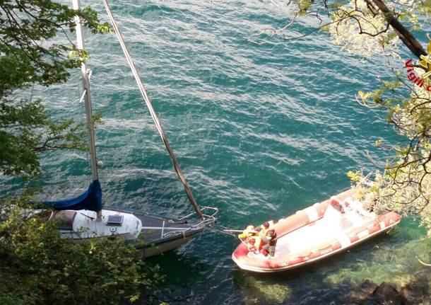 I vigili del fuoco recuperano una barca