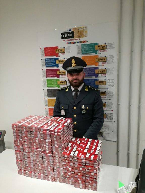 Bionde in aeroporto, i sequestri della Finanza