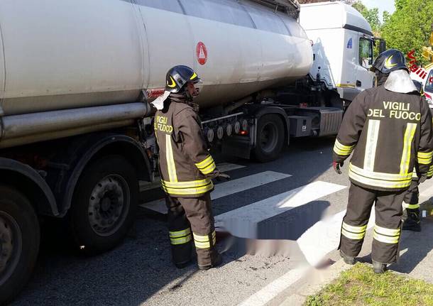 Ciclista investito da un camion