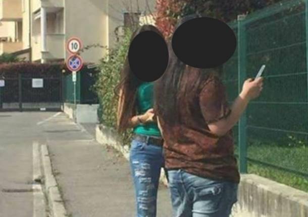 La Foto Delle Ragazze Che Fotografano Case E I Furti Che Non C