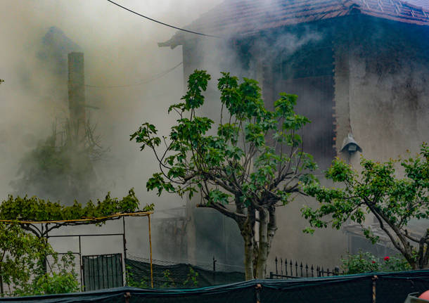 Incendio in un cascinale a Crugnola