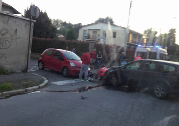 Scontro tra auto e moto a Cassano Magnago