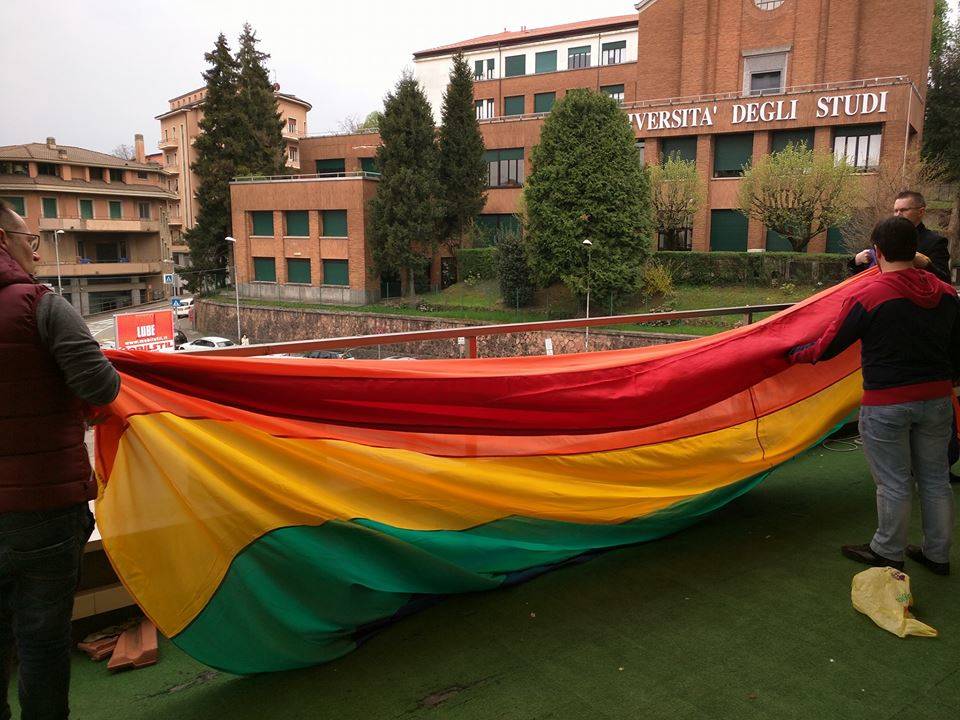 "Issata" la bandiera arcobaleno al Teatro di Varese