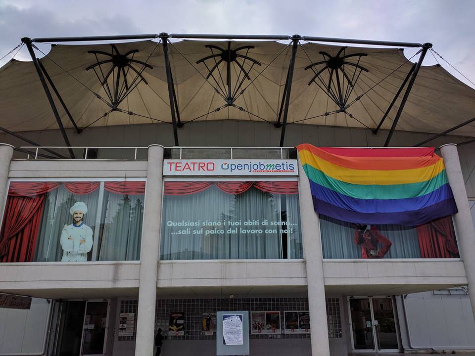 "Issata" la bandiera arcobaleno al Teatro di Varese