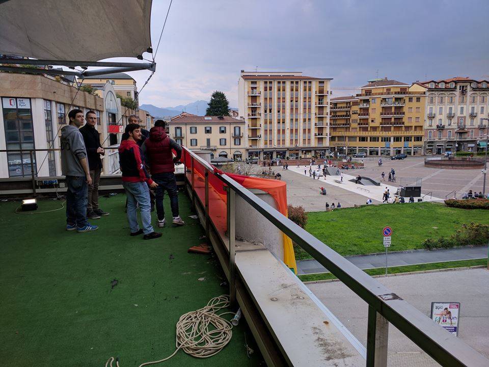 "Issata" la bandiera arcobaleno al Teatro di Varese