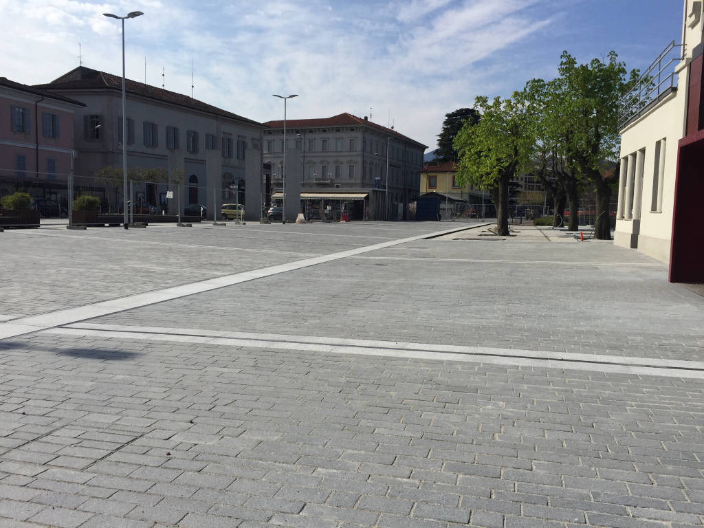 La nuova piazza imbarcadero a Luino