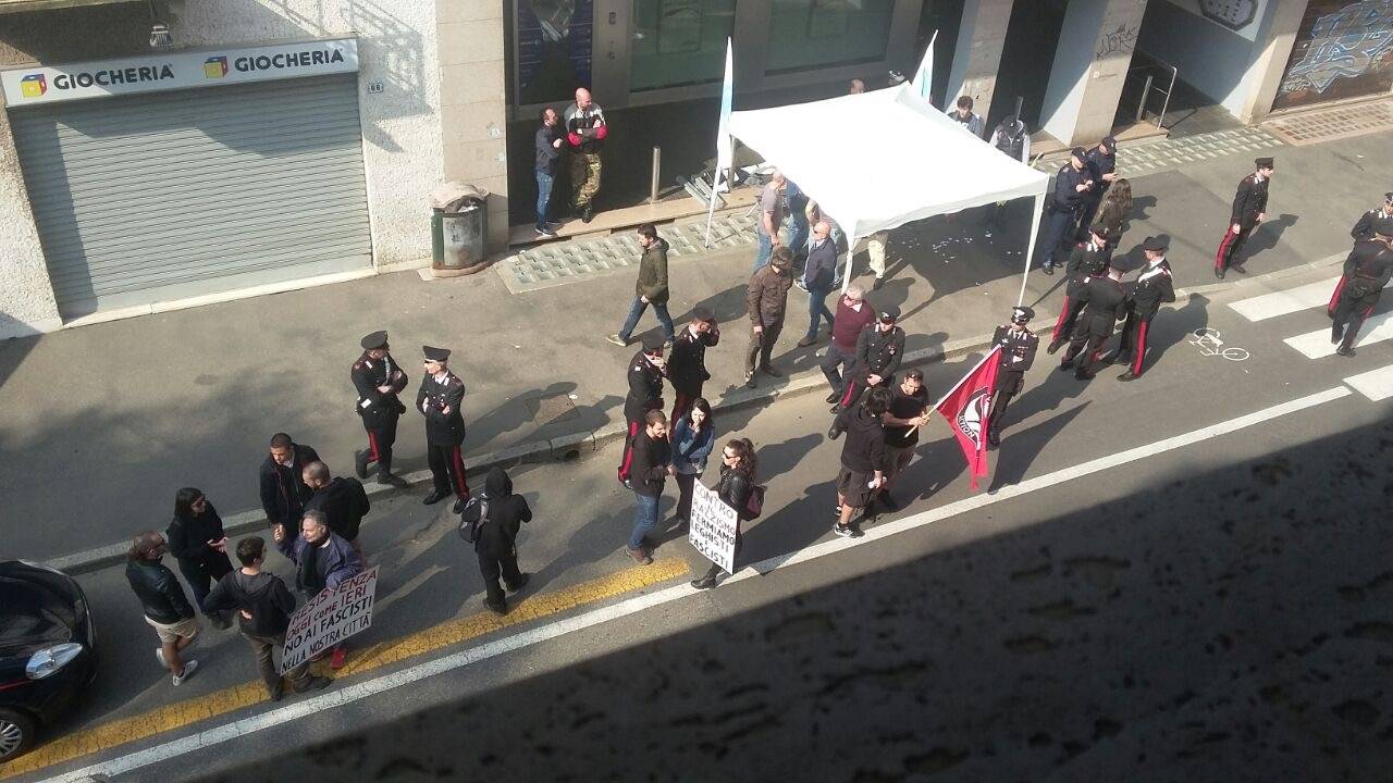 Protesta in piazza contro il Movimento Etica