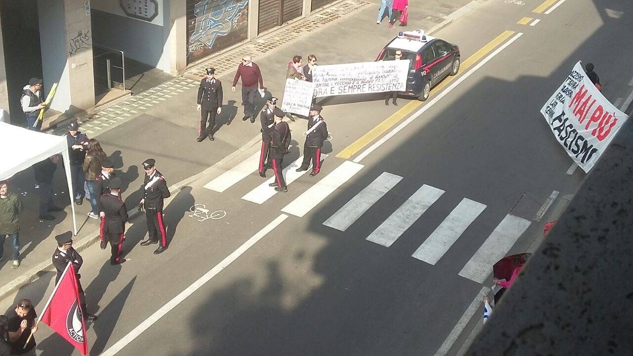 Protesta in piazza contro il Movimento Etica