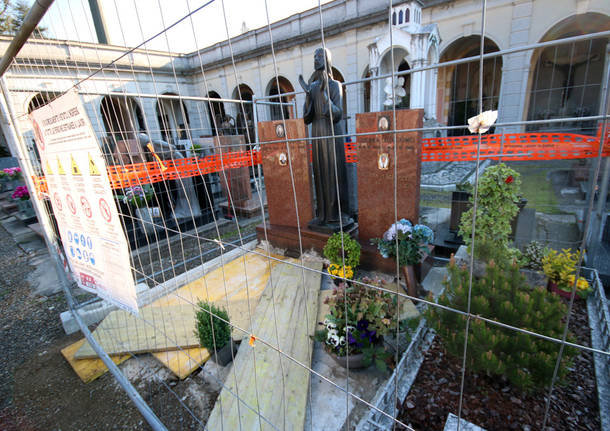 La riesumazione di Luciano Guerra al cimitero di Lomazzo