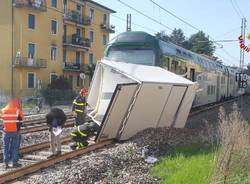 Scontro camion - treno a Gazzada, l'intervento dei vigili del fuoco 