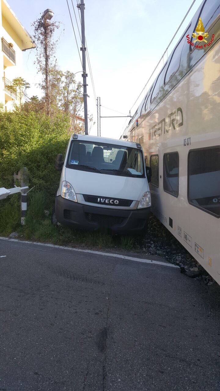 Scontro camion - treno a Gazzada, l'intervento dei vigili del fuoco 