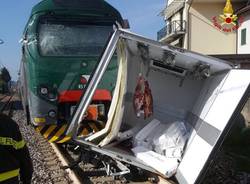 Scontro camion - treno a Gazzada, l'intervento dei vigili del fuoco 