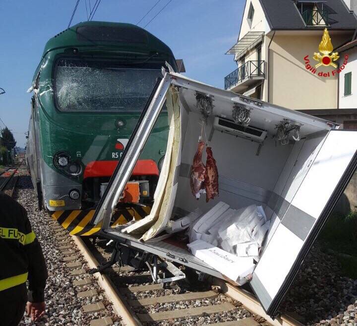 Scontro camion - treno a Gazzada, l'intervento dei vigili del fuoco 
