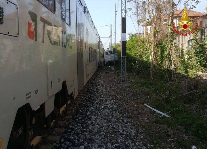 Scontro camion - treno a Gazzada, l'intervento dei vigili del fuoco 