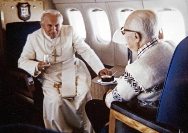 Wojtyla e Pertini in aereo
