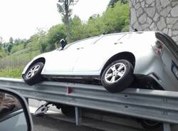 Arcisate - auto sul guardrail