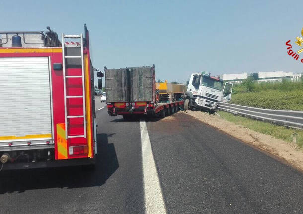 Autoarticolato finisce fuoristrada, A8 bloccata