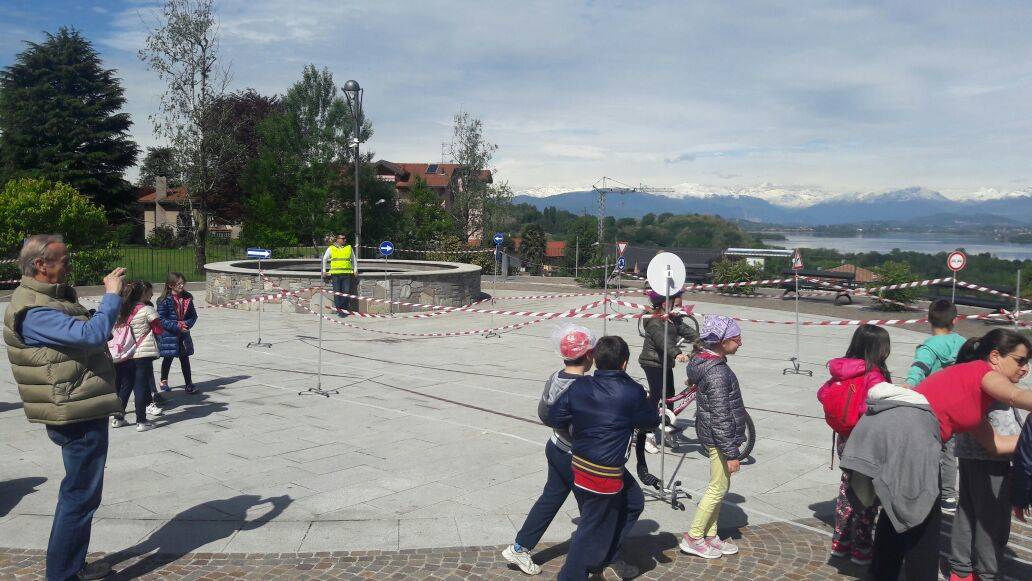 Bimbi al Belvedere per imparare le regole del buon ciclista