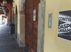 Volantini sui muri contro il daspo urbano