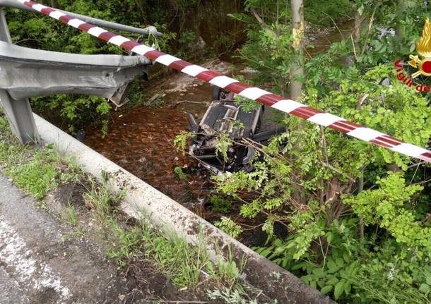 Con l’auto nel torrente