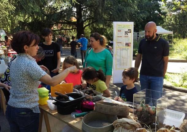 Duecento scambi alla festa del Baratto dove spopola il compost faidate