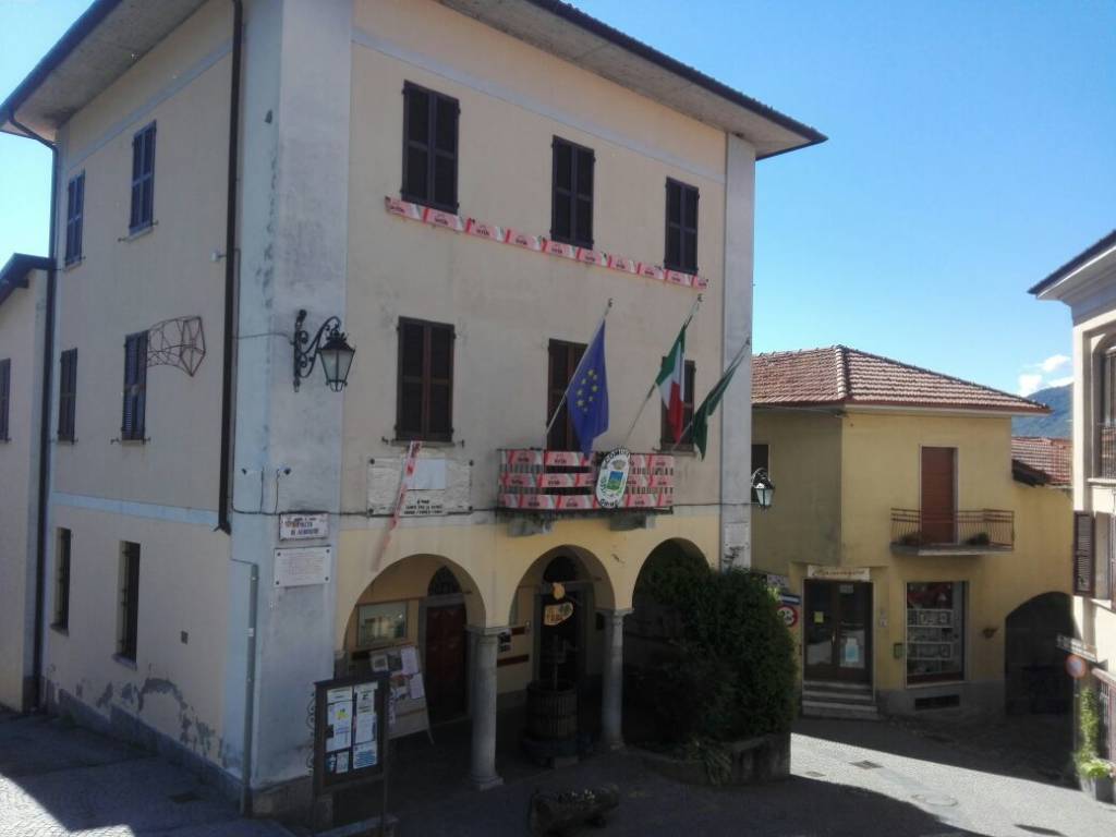 Parte il Giro, e il Comune si veste di rosa