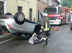 Incidente ad Arsago Seprio, si ribalta con l'auto