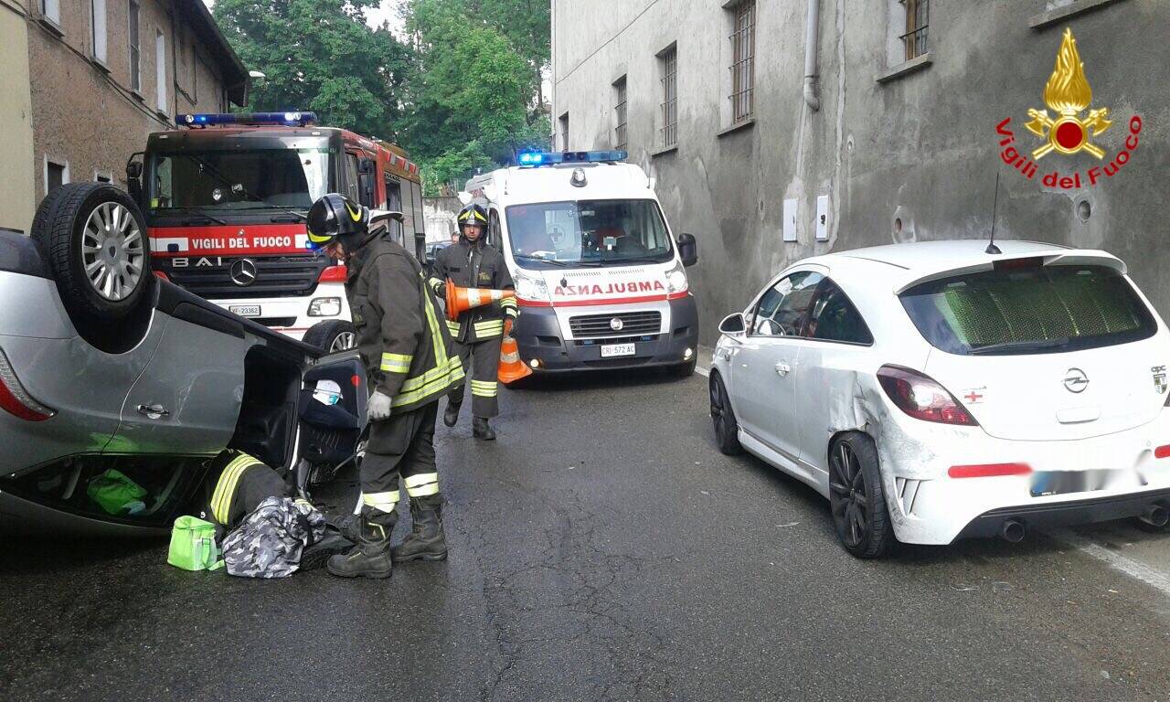 Incidente ad Arsago Seprio, si ribalta con l'auto