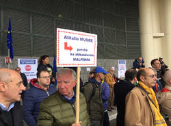 Manifestazione a Malpensa per dire no al prestito ad Alitalia