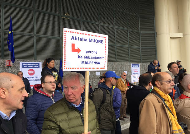 Manifestazione a Malpensa per dire no al prestito ad Alitalia