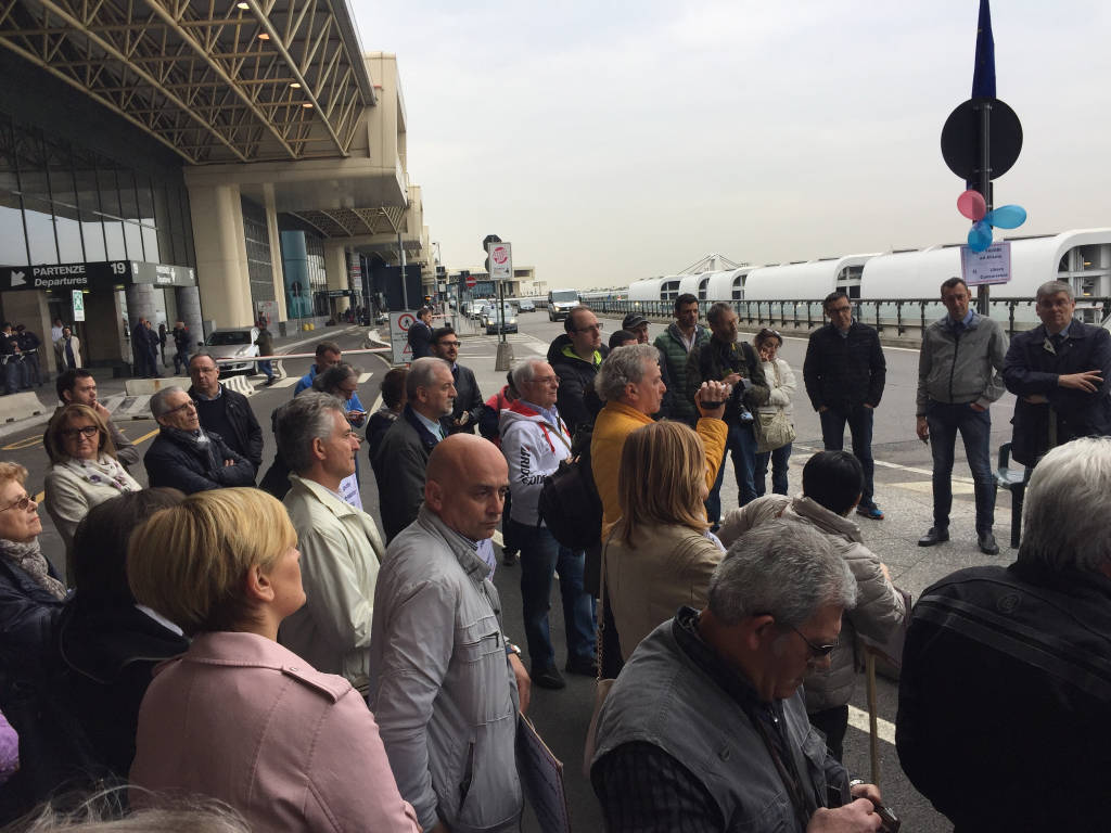 Manifestazione a Malpensa per dire no al prestito ad Alitalia